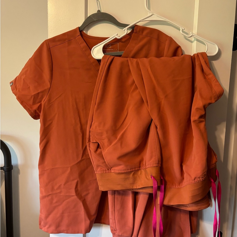 Figs Women's scrub set Terracotta 3 piece